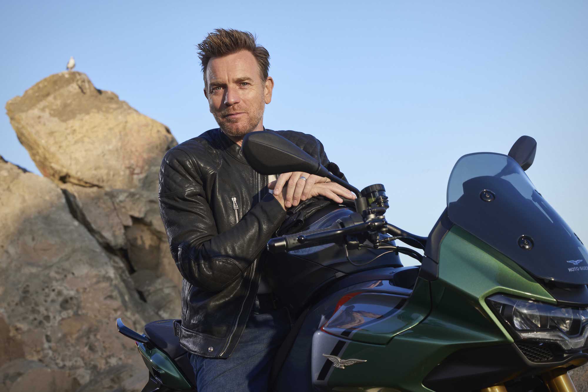 伊万·麦格雷戈骑的摩托Guzzi机器品牌的新赛季,“下一个旅程。“媒体来自品牌最近的新闻稿。
