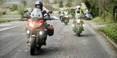 摩托车手在高速公路上飞驰。媒体来源:NMC。