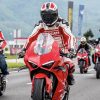 看到Ducatisti骑出去享受5月6日——这一天球队红色球迷聚集在统一的名称。媒体来自杜卡迪。