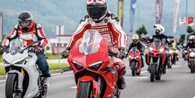 看到Ducatisti骑出去享受5月6日——这一天球队红色球迷聚集在统一的名称。媒体来自杜卡迪。