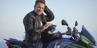 伊万·麦格雷戈(Ewan MacGregor)在该品牌的新宣传活动“踏上下一段旅程”中骑着一把Moto Guzzi机器。媒体来源自该品牌最近的新闻稿。