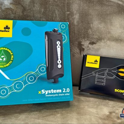Scottoiler xSystem 2.0和Scorpion双注射器分别装在各自的盒子里。
