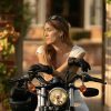 女骑摩托车的人考虑生命的意义。媒体来自Visordown。
