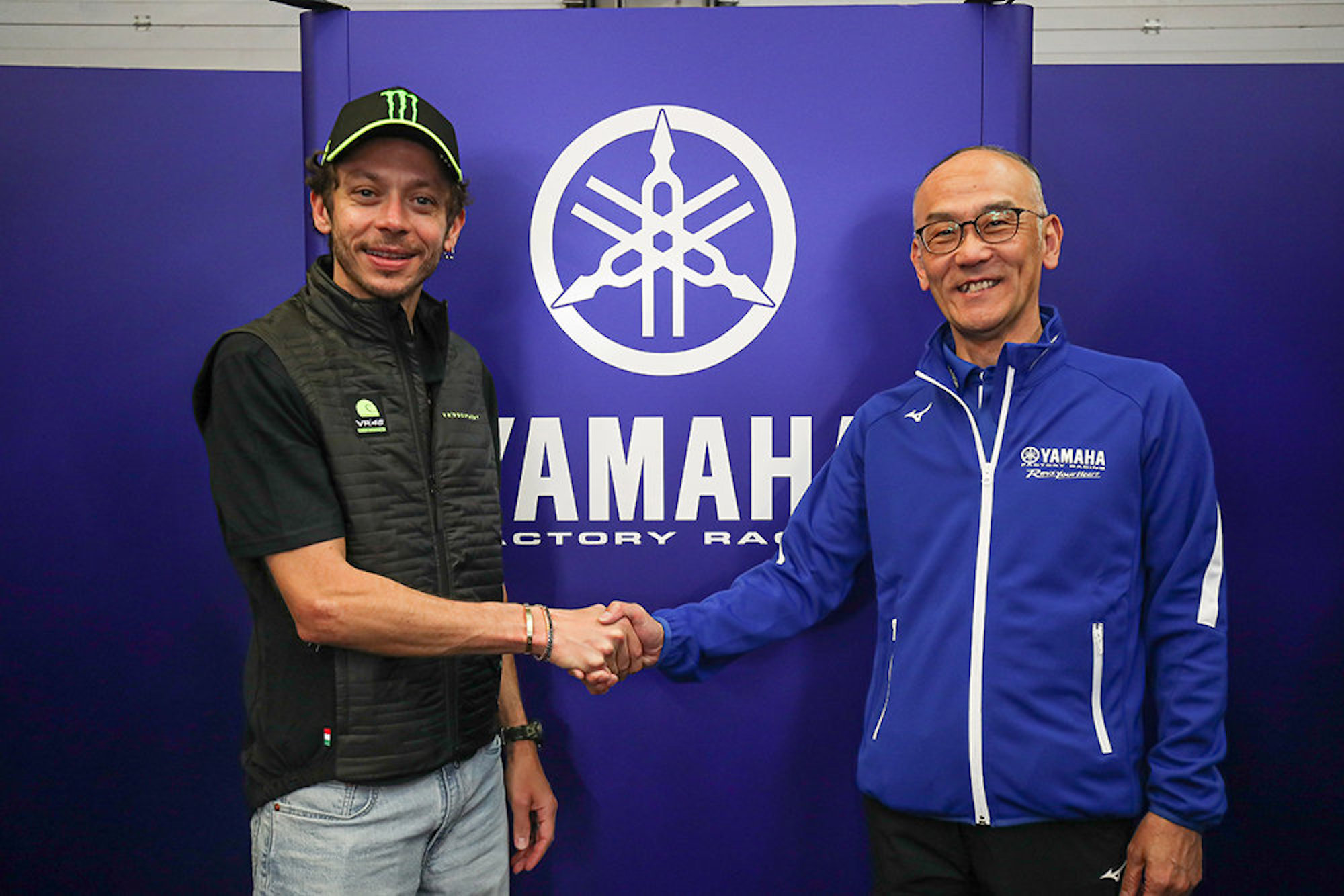 总经理瓦伦蒂诺·罗西握手Tetsu小野赛车策略部门,Yamaha Motor Co .)媒体来自雅马哈最近的新闻稿。