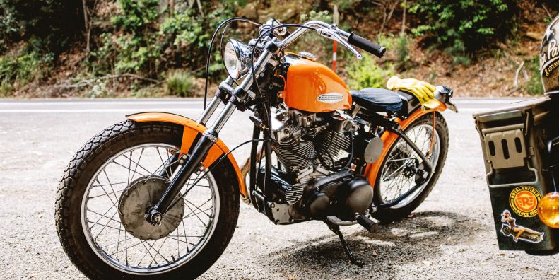 经典的哈雷戴维森Sportster摩托车从1960年代被路边的公园在悉尼,澳大利亚