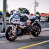2023年宝马1000 RR摩托车停在黄昏时分在悉尼
