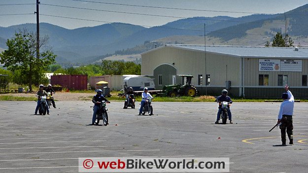 教练在MSF摩托车安全基础骑术课程开始练习