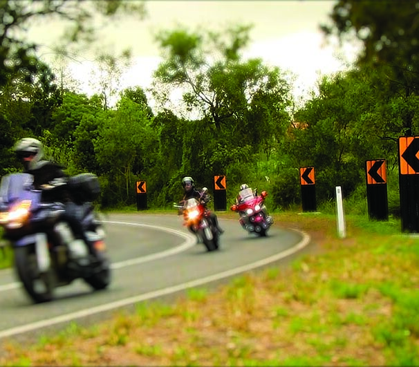 联合国道路安全培训建议单独摩托车专用道消除危险的路边的危害