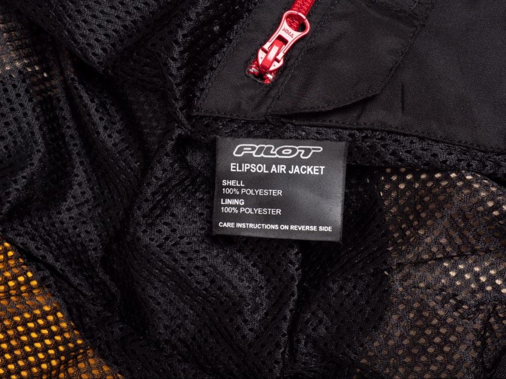 飞行员Motosport Elipsol空气套特写镜头内部的夹克产品洗涤标签——壳牌和衬里是100%涤纶