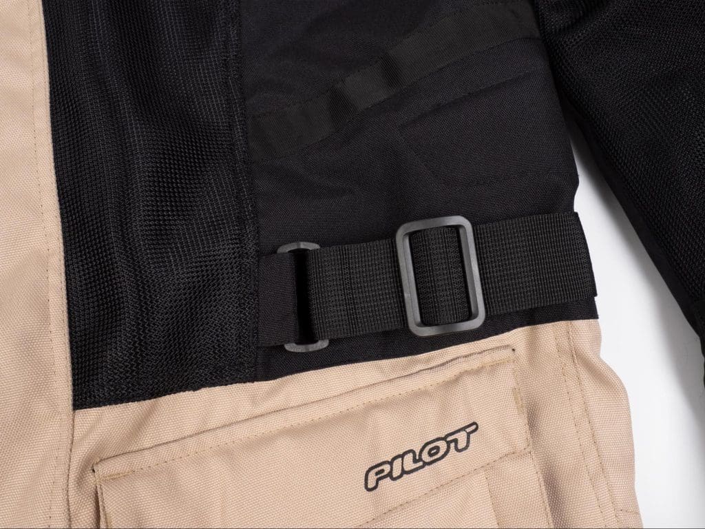 飞行员Motosport Elipsol空气套夹克腰部带调节器的特写镜头