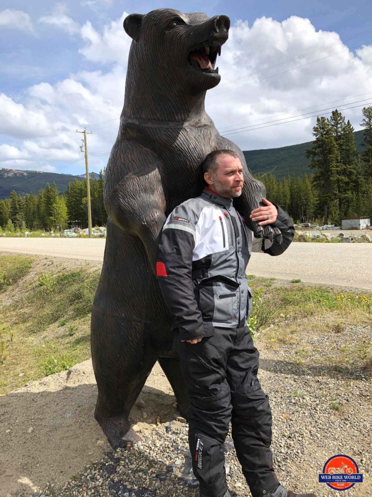 乔火箭加拿大弹道14夹克模型与熊雕像
