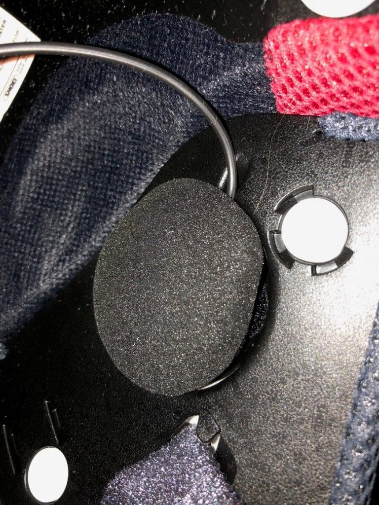 第二个扬声器连接在头盔的尼龙搭扣上