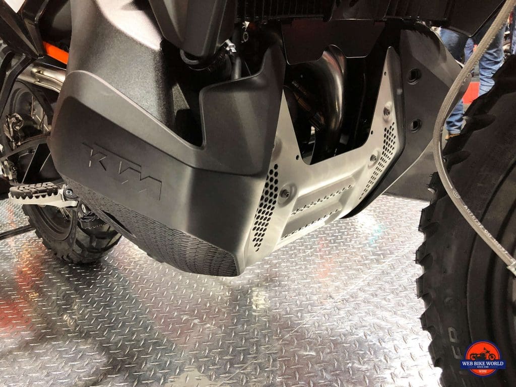 2019 KTM 790 Adventure R防滑板和油箱保护器。