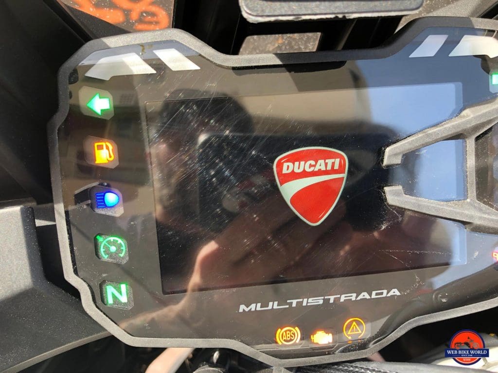 2019杜卡迪Multistrada 1260S刮花显示器。