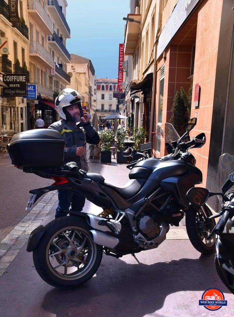 在法国戛纳，我和一辆2019杜卡迪Multistrada 1260。