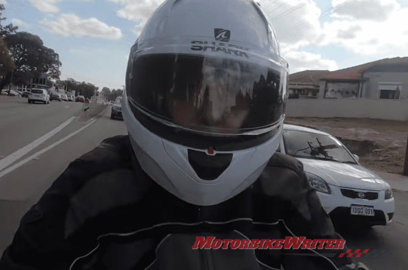 克里斯Hurren不同保护国家和城市MotoCAP骑手