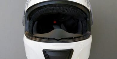 塞纳动量Pro正面的蓝牙智能头盔审查
