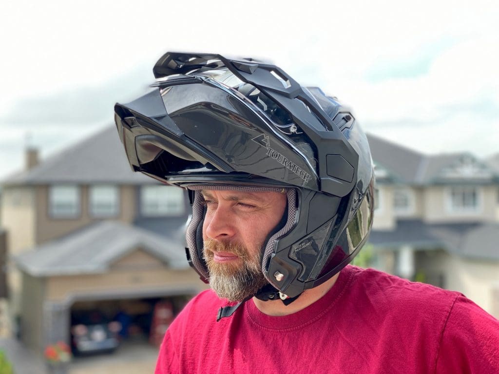 骑手穿着Touratech Aventuro旅行者头盔。