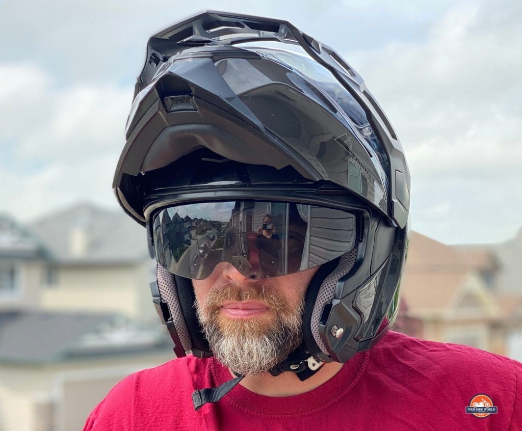的Touratech Aventuro旅行者碳头盔和太阳眼镜。