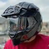 Touratech Aventuro旅行者碳头盔面罩关闭。