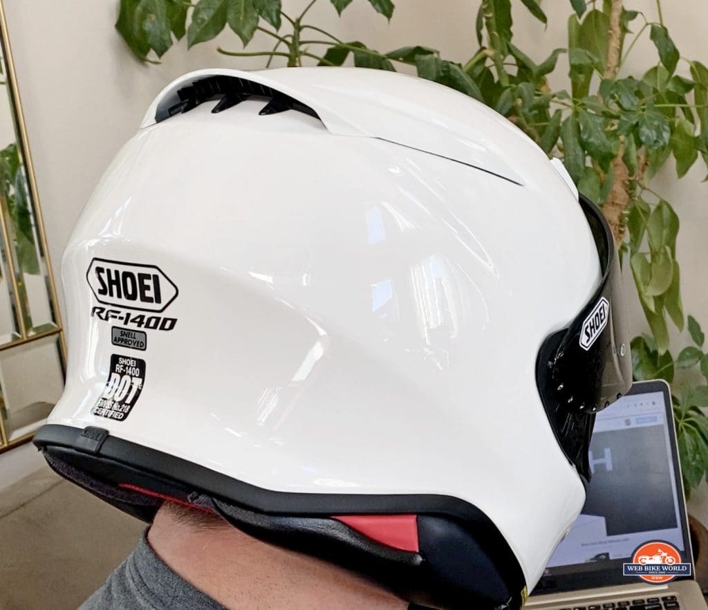 新的Shoei RF-1400头盔的后视图。