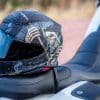 新的Shoei RF-1400头盔坐在哈雷戴维森座椅上。
