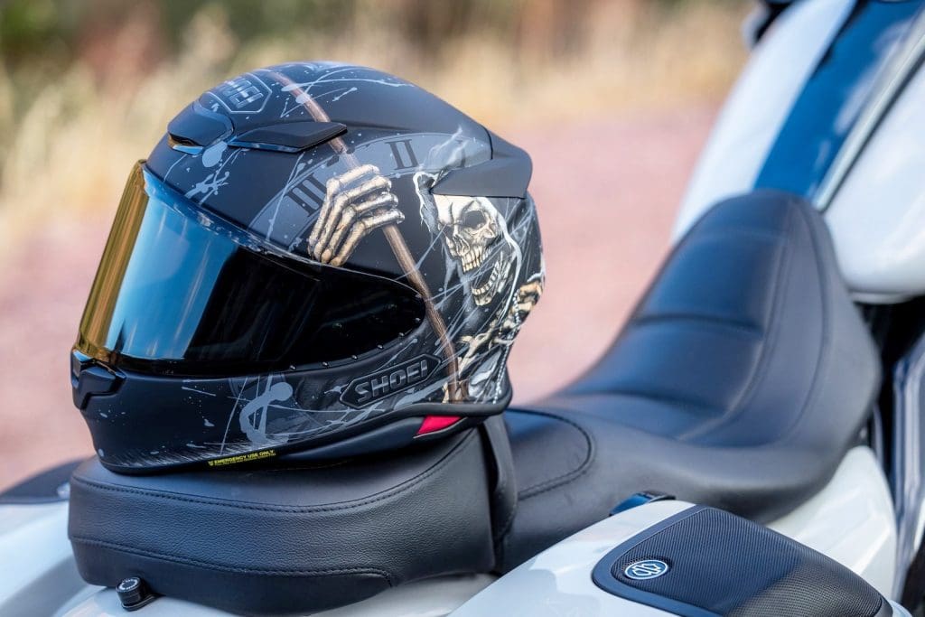 新的Shoei RF-1400头盔坐在哈雷戴维森座椅上。