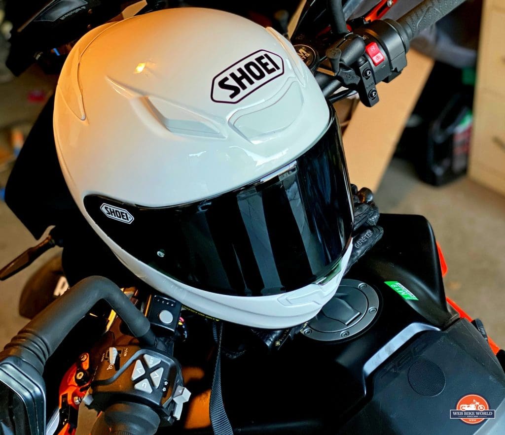 Shoei RF-1400头盔坐在KTM 790冒险上。