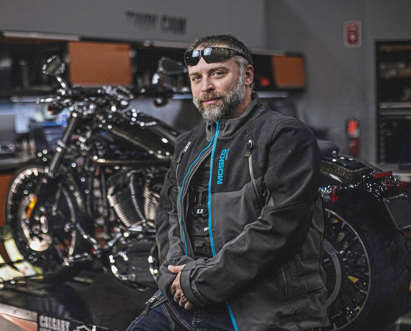 吉姆（Jim）在哈雷·戴维森（Harley Davidson）的经销店穿着Mosko Moto Basilisk夹克。
