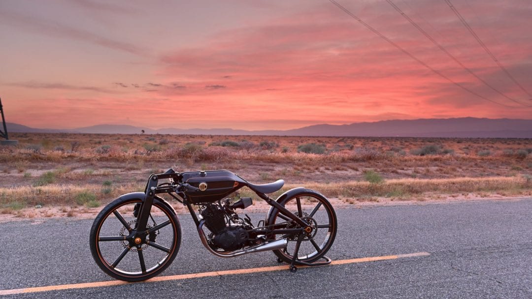 日落前，a自行车公司ABC 500的侧面照片