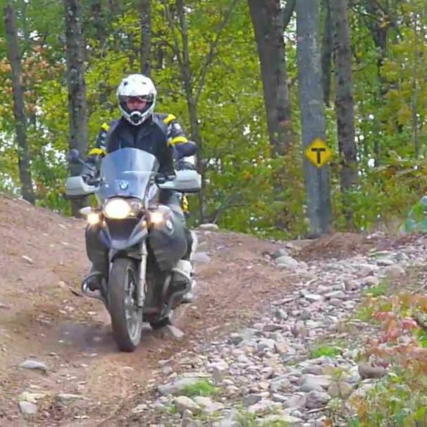 一个骑摩托车的人喜欢威斯康辛州的轨迹