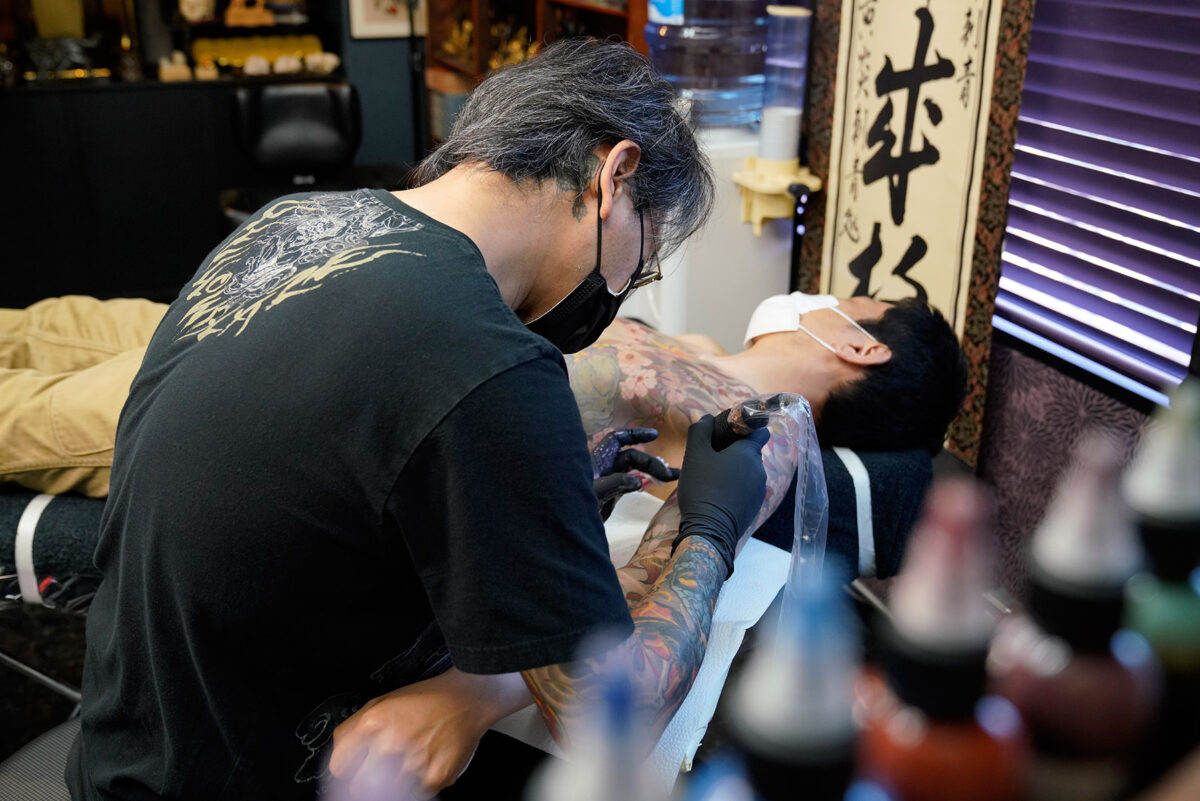 横滨纹身艺术家Shige的景色在他的黄色大火纹身店中