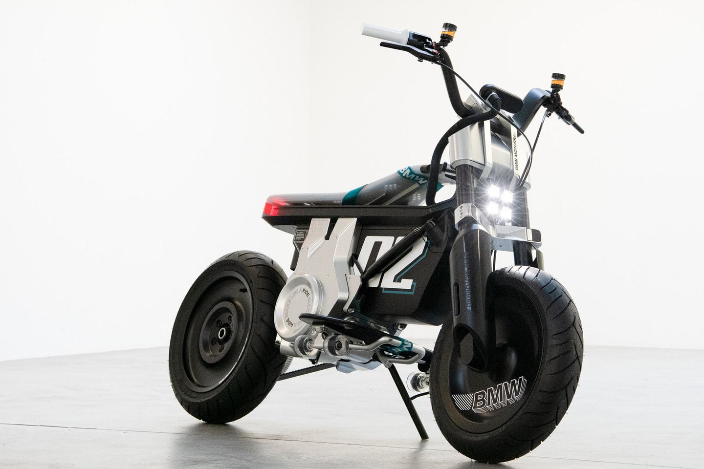 宝马的侧视图CE 02概念摩托车