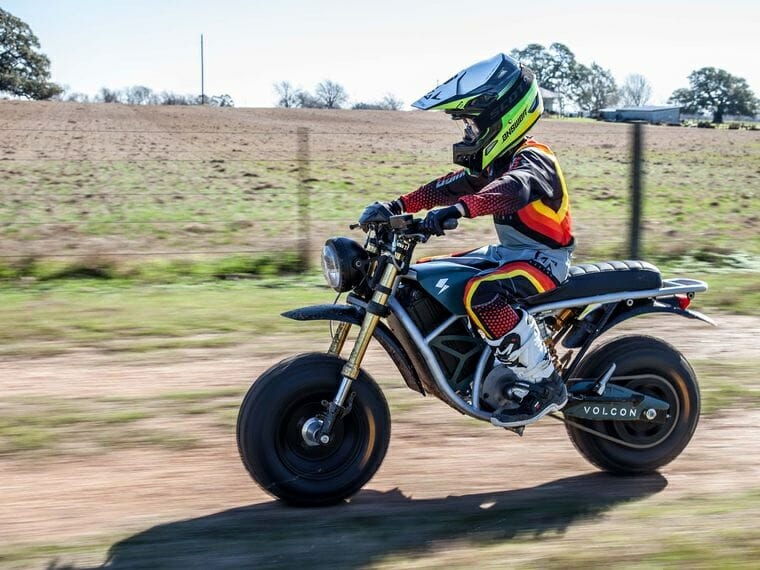 一个小孩在尝试Runt——一款全地形电动摩托车，由Volcon Powersports于2021年夏天在美国和拉丁美洲推出