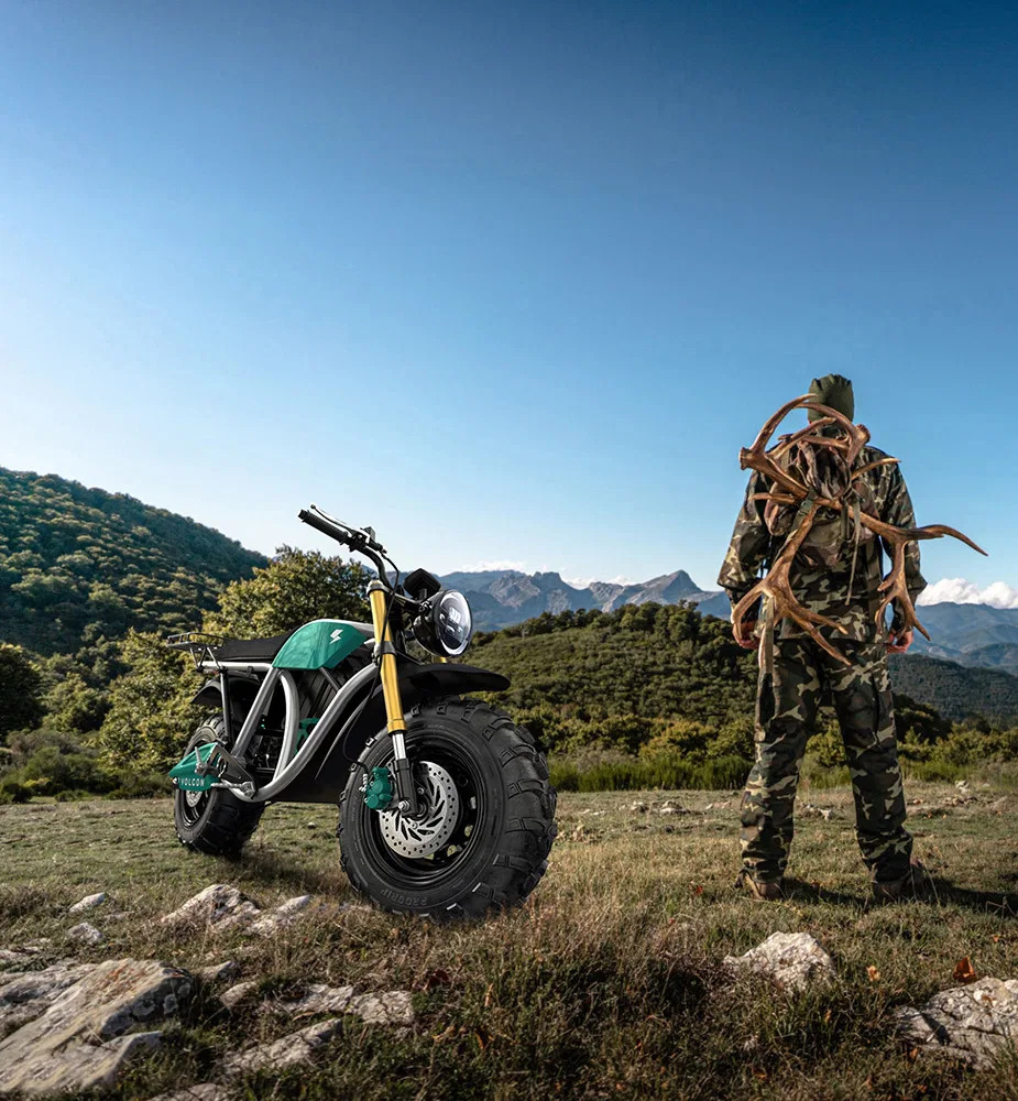 一个猎人和他的Grunt，一辆全地形电动摩托车Volcon Powersports