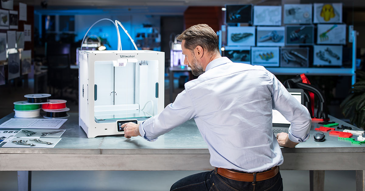 一名员工尝试通过公司提供的Ultimaker 3D打印机器的视图