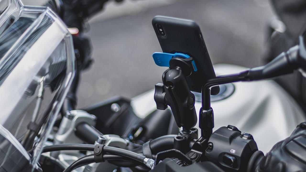 一辆具有四锁摩托车手机安装的摩托车的观点