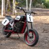 正面四分之一的新sFTR迷你摩托车从印度摩托车-电动青年自行车提供给较小的骑行社区