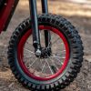 印度摩托车公司的新款sFTR迷你摩托车的轮胎特写，这是一款面向小型骑行社区的电动青少年自行车