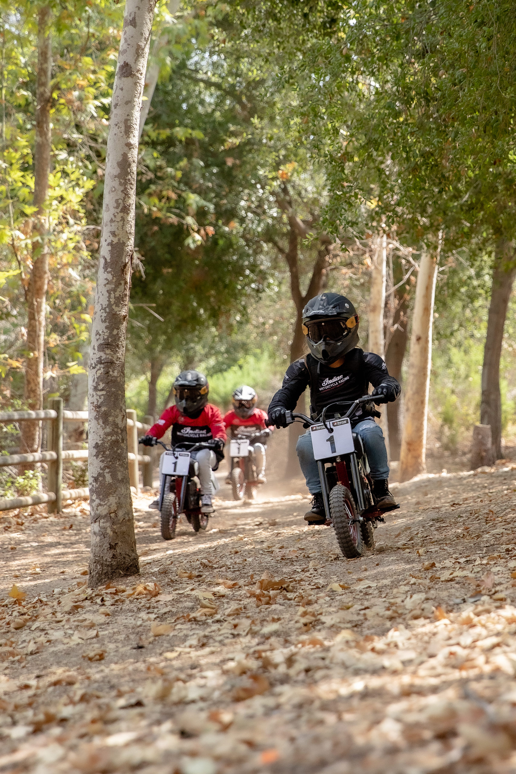 两名年轻的骑手正在试用印度摩托车公司的新款sFTR迷你摩托车，这是一款面向小型骑行社区的电动青年自行车