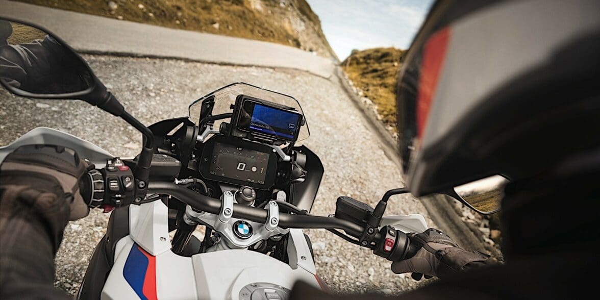 全新的宝马ConnectedRide Cradle:智能手机支架，可能有潜在的阻尼能力，以保护我们的智能手机相机免受摩托车振动。