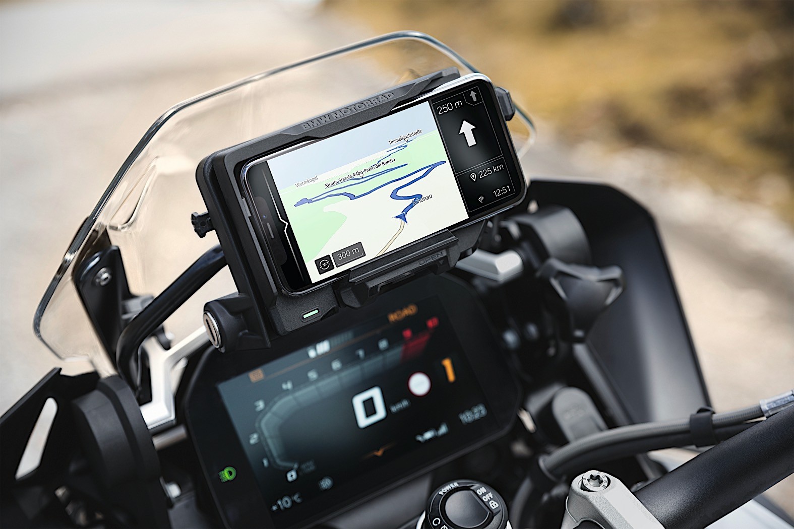 全新的宝马ConnectedRide Cradle:智能手机支架，可能有潜在的阻尼能力，以保护我们的智能手机相机免受摩托车振动。
