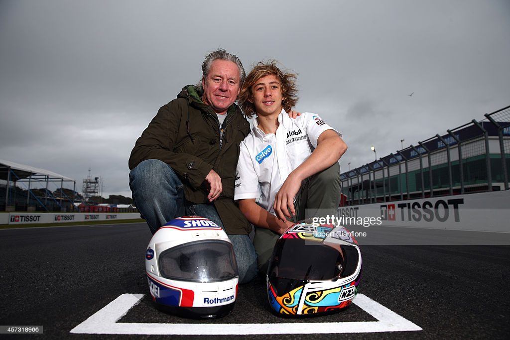 雷米·加德纳和父亲韦恩·加德纳——这两人都将作为第二对获得Moto2冠军的父子二人组而载入史册。媒体来源:澳大利亚菲利普岛- 10月16日:2014年10月16日，澳大利亚菲利普岛，前500毫升世界冠军韦恩·加德纳在2014年澳大利亚摩托车大奖赛前与他的儿子雷米合影。雷米·加德纳将于本周末为拉格里斯·卡尔沃车队参加Moto3比赛。(Robert Cianflone/Getty Images摄)