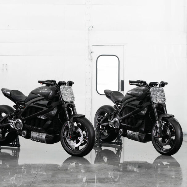 一个视图的三个电动摩托车汽车专用区举行2099:SMCO的flat-tracker-inspired LiveWire的