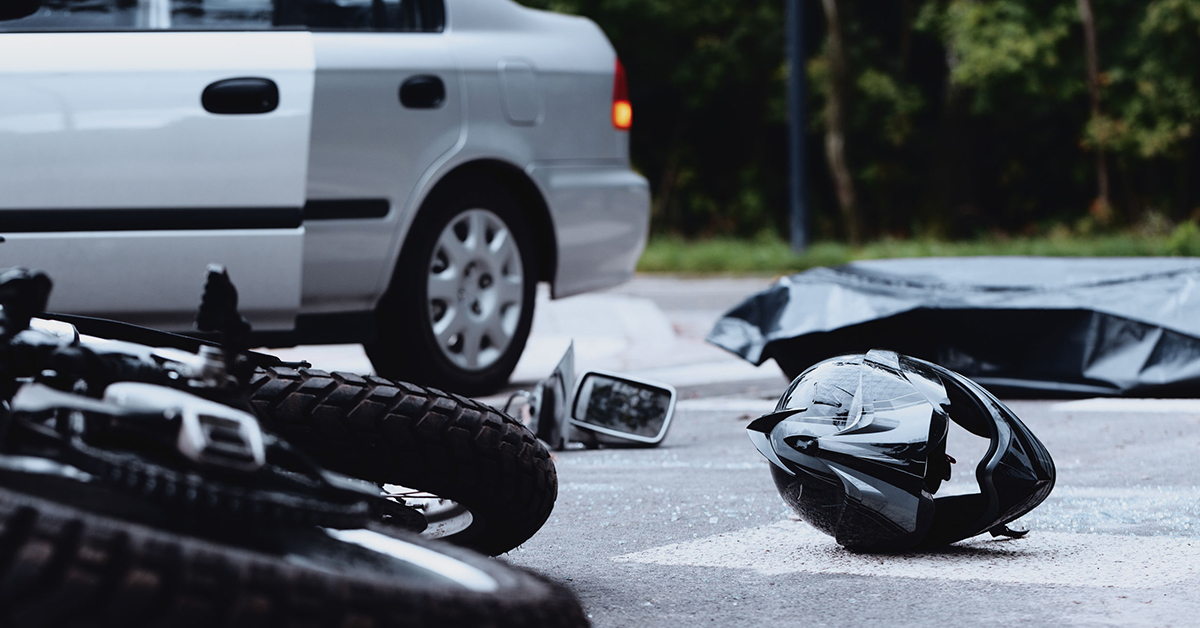 在与一辆汽车发生致命事故后，摩托车头盔在街上