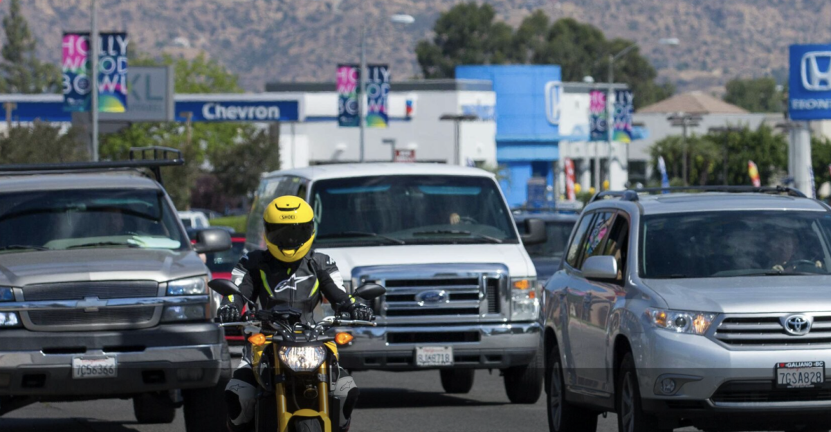 一个摩托车手与交通的视图