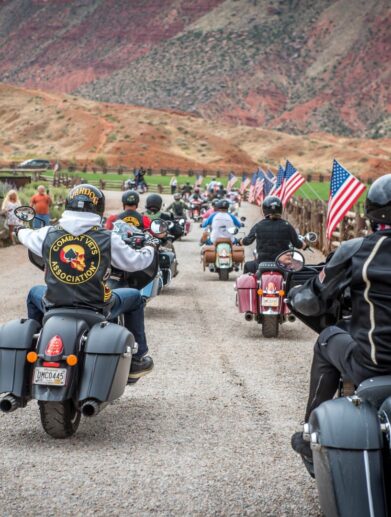 看到一辆摩托车集会发生在2021年:许多摩托车骑骑士再次彼此post-COVID
