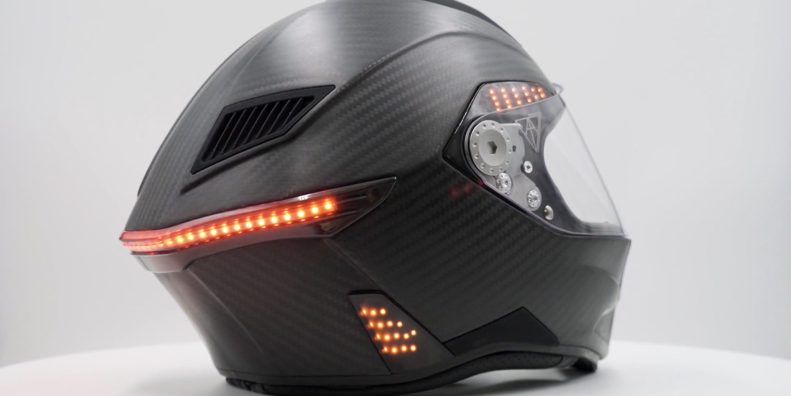 一个视图的Vata7 X !智能头盔有一个同步的照明系统,对与你的自行车把信号安全骑