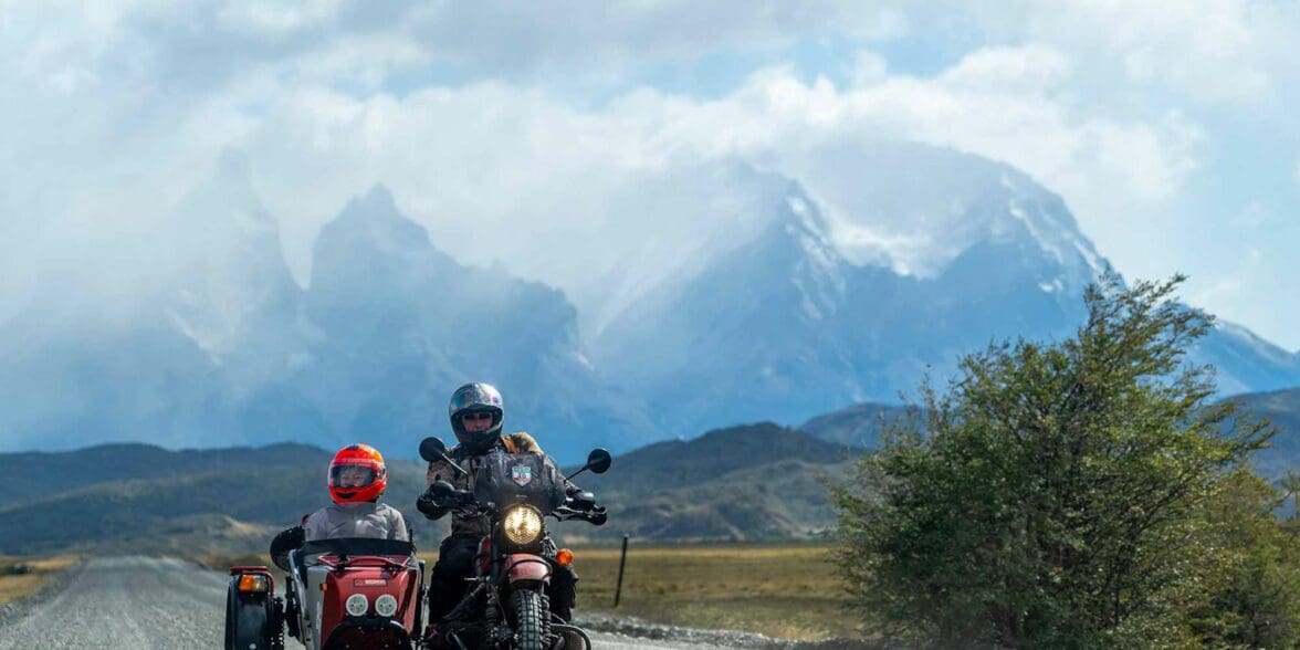 一辆乌拉尔挎斗摩托车映衬着美丽的背景。媒体来源CycleWorld，经乌拉尔。