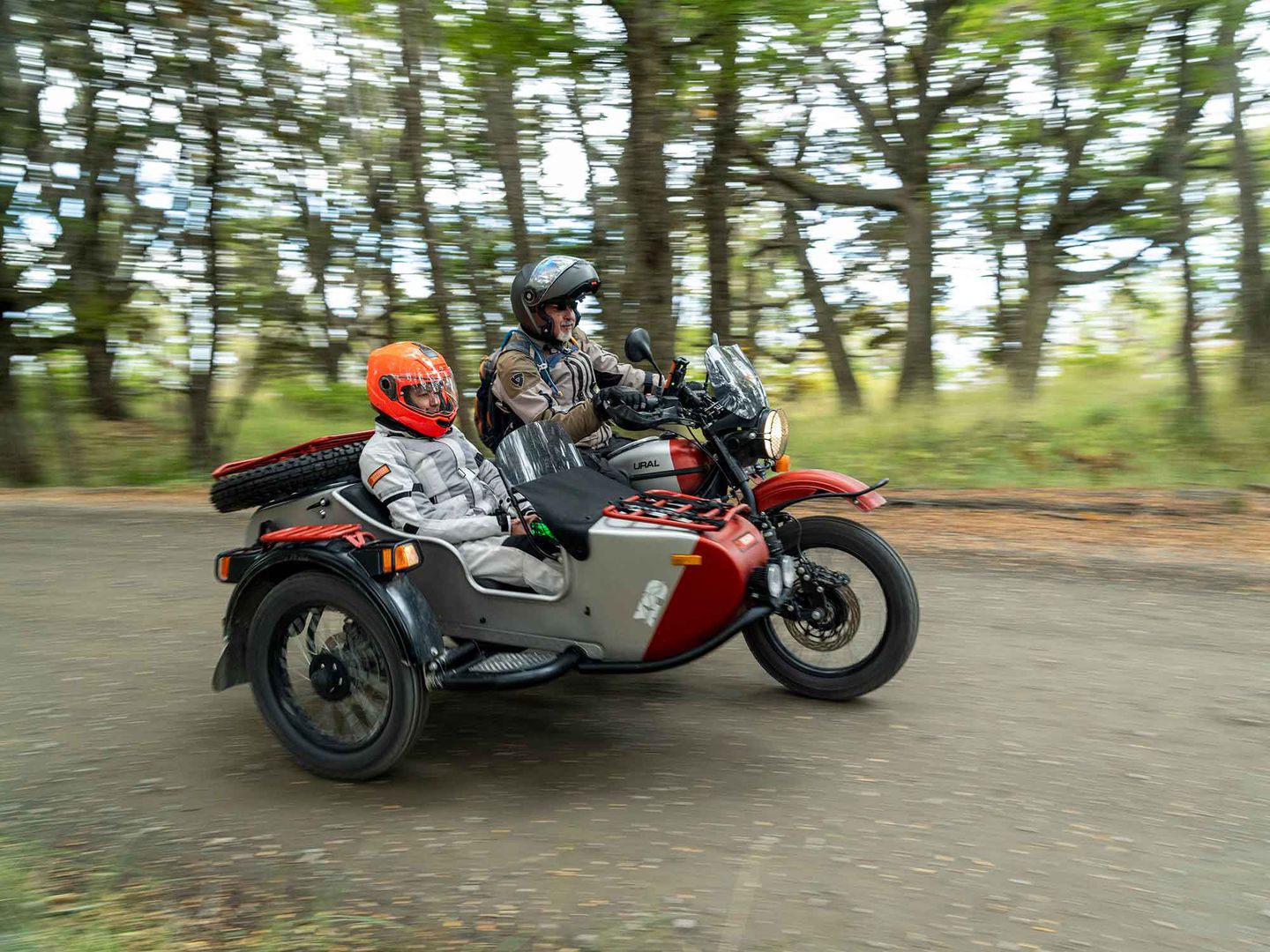 一辆乌拉尔挎斗摩托车映衬着美丽的背景。媒体来源CycleWorld，经乌拉尔。